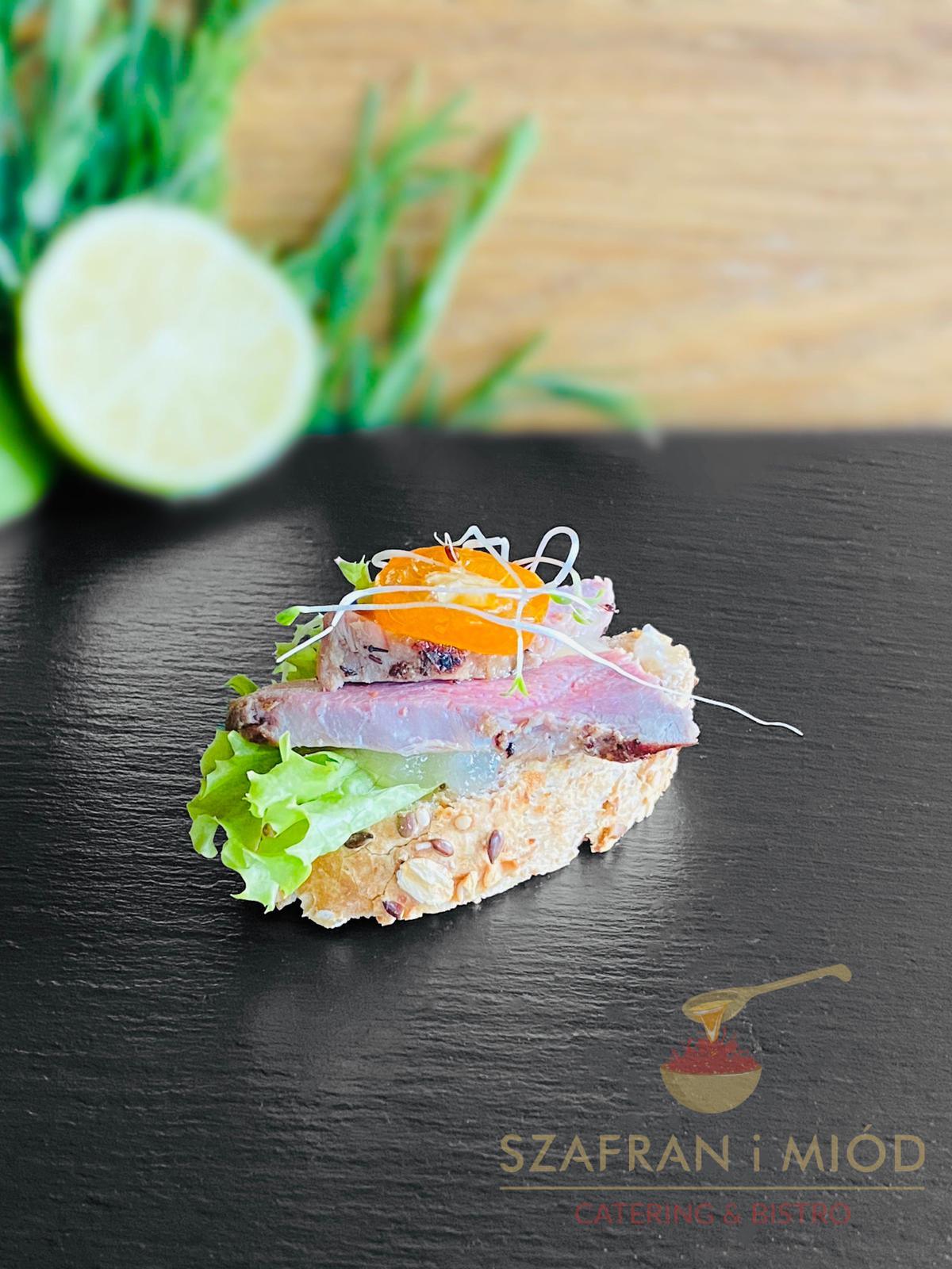 Pierś z kaczki Sous vide, karmelizowana pomarańcza, pieczywo wieloziarniste